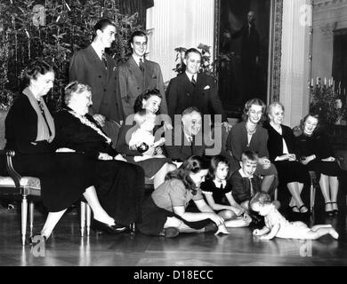 Franklin Roosevelt's Christmas photo de famille à la Maison Blanche, 1939. Assis de gauche à droite : la première Dame Eleanor Roosevelt ; Mme Sara Banque D'Images