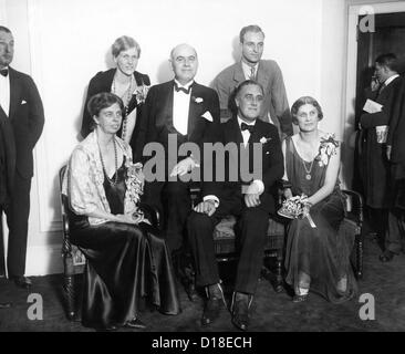 Nouveau réélu Gouverneur de New York, Franklin Roosevelt, à l'administration centrale démocratique à l'hôtel Biltmore. Assis de gauche à droite : Eleanor Banque D'Images