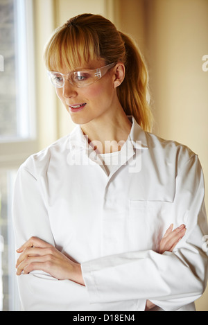Woman wearing white coat et verres Banque D'Images