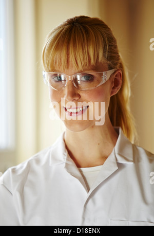 Woman wearing white coat et verres Banque D'Images