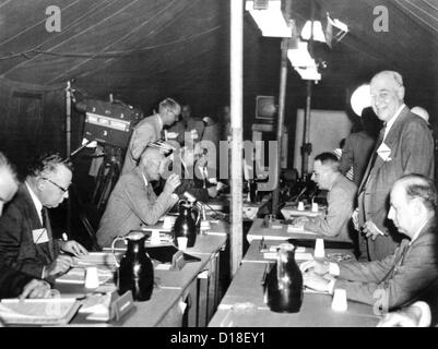 La Conférence de l'Atlantique. Franklin Roosevelt et Churchill avec leurs conseillers en chef à bord du H.M.S. Prince de Galles, le 12 août Banque D'Images