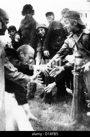 Le président Gerald Ford glisse sur une pente de terre en face de la Portland, Maine, Holiday Inn. Le 30 août 1975. Banque D'Images