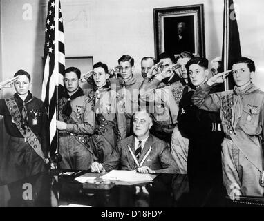 Le président Franklin Roosevelt entouré en saluant l'honneur Scouts, marquant le 27e anniversaire de la fondation de l'enfant Banque D'Images