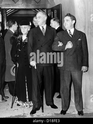 Le président Franklin Roosevelt après des services à l'Église épiscopale St James. Sur la gauche est sa mère, Sara Delano Roosevelt. Sur Banque D'Images