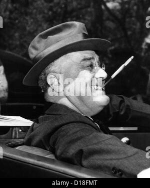 Le président Franklin Roosevelt, débonnaire avec son porte-cigarette. 1939.   ALPHA (CSU CSU 75) Archives/Everett Collection Banque D'Images