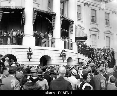 Classe de Harvard 1904 réunion à la Maison Blanche. Le président Franklin et Eleanor Roosevelt sont sur le portique sud de la Banque D'Images