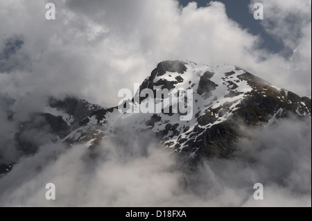 Vue aérienne de nuages et Montagne enneigée Banque D'Images