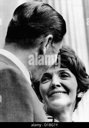 California Gov. Ronald et Nancy Reagan échanger un regard affectueux au cours d'un dîner de collecte de fonds républicain. Le 22 mai 1968. Banque D'Images