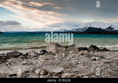 La vaisselle des vagues on Rocky beach Banque D'Images