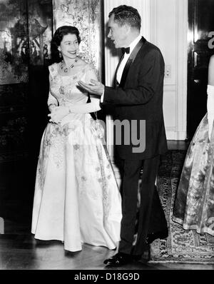 La reine Elizabeth II et le Vice-président Richard Nixon. Elle a été l'invité d'honneur du dîner de Thanksgiving à l'ambassade des Etats-Unis Banque D'Images