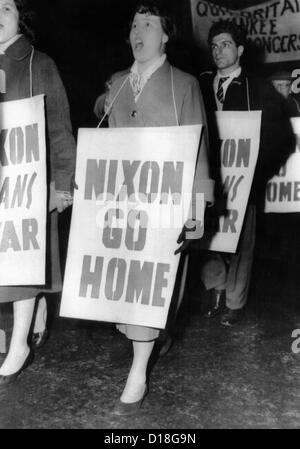 'Nixon' Go Home, sont les signes portés par 400 manifestants contre le Vice-président américain Richard Nixon sur Piccadilly, Londres Banque D'Images