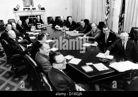 Le président Richard Nixon tient sa première réunion officielle de son cabinet. Dans le sens horaire autour de la table : Robert Mayo, Directeur du budget ; Banque D'Images