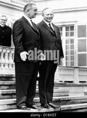 Le Président Lyndon Johnson et le chancelier allemand de l'Ouest, Kurt Georg Kiesinger. Le 24 avril 1967.   CSU (ALPHA 690) Archives CSU/Everett Banque D'Images