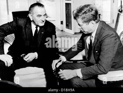 Le président John Kennedy rencontre avec le Vice-président Lyndon Johnson. LBJ a rendu compte de sa récente tournée dans le Nord de l'acquisition Banque D'Images