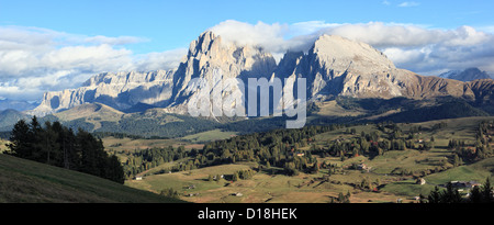 Panorama du Mont Langkofel, Plattkofel et Alpe di Siusi / Alpe di Siusi, le Tyrol du Sud / Alto Adige, Italie Banque D'Images