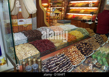 Fruits secs et des bonbons sur l'affichage pour la vente au Grand Bazar à Istanbul, Turquie Banque D'Images