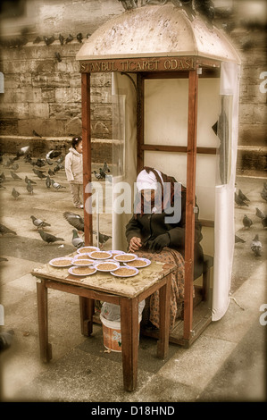 Alimentation Pigeon vendeur dans la vente de graines stand près du détroit du Bosphore à Istanbul Turquie Banque D'Images