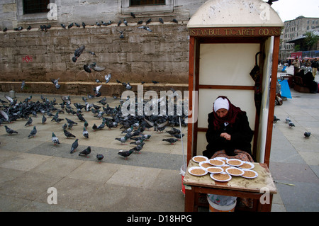 Alimentation Pigeon vendeur dans la vente de graines stand près du détroit du Bosphore à Istanbul Turquie Banque D'Images