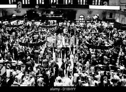 L'heure de fermeture sur le parquet de la Bourse de New York le 11 mars 1976. Le Dow Jones Industrial Average a traversé Banque D'Images