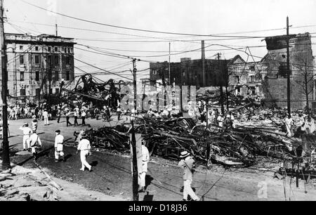 Ruines de tramways brûlé après le tremblement de terre de Tokyo de 1923. Le grand séisme de Kanto avait signalé une durée entre 4 et 10 Banque D'Images