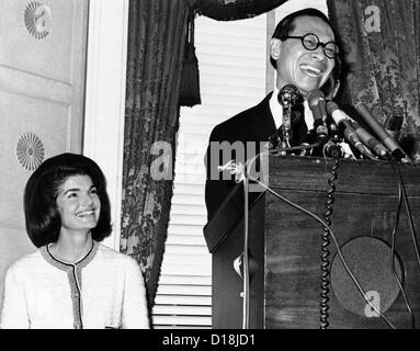 Jacqueline Kennedy et l'architecte Ieoh Ming Pei. Pei avait été choisi comme architecte pour le John F. Kennedy Memorial Library. Banque D'Images