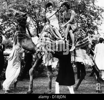 Jacqueline Kennedy et sa sœur, La Princesse Lee Radziwell monté sur un chameau. La première dame était sur une bonne volonté voyage au Pakistan. Banque D'Images