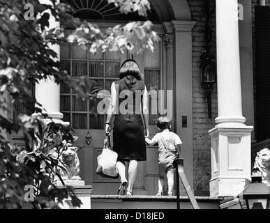 Jacqueline Kennedy et son fils, 3 ans, John F Kennedy Jr. entrant leur ère fédéral Georgetown accueil. La maison a été jalonné Banque D'Images