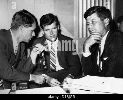 Trois frères Kennedy raquettes à l'audience. L'avocat du comité sénatorial Raquettes Robert Kennedy, à gauche, et membre de comité Sén. Banque D'Images