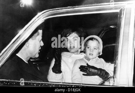 Le président John et Jacqueline Kennedy dans une limousine avec leurs quatre ans fille Caroline. Ils ont été équitation d'Otis de Banque D'Images