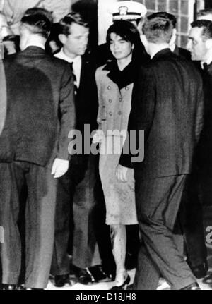 Le président John Kennedy's body arrive à Washington. Jacqueline Kennedy, encore vêtue de son costume de canal tachée de sang, suit Banque D'Images