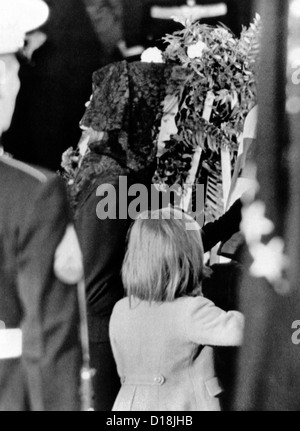 Le président John Kennedy est située dans la région de cérémonies. Jacqueline et Caroline Kennedy à la fin dans le cercueil du Président Banque D'Images