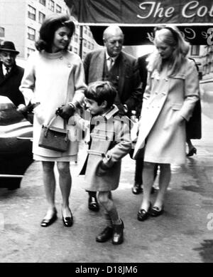 Jacqueline Kennedy, Randolph Churchill, sa fille, Arabella Churchill, et John F. Kennedy Jr. de quitter l'époque coloniale Banque D'Images