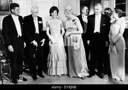Le président John Kennedy en visite au Canada. Les Kennedy a donné ses hôtes canadiens un dîner à l'ambassade des États-Unis. (L-R) Président Banque D'Images