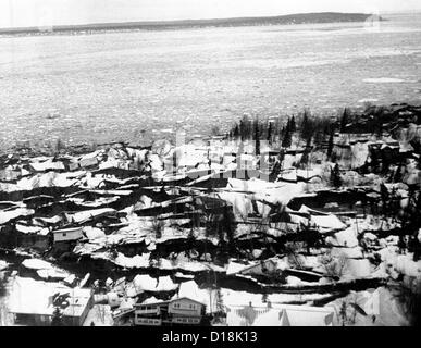 1964 tremblement de terre de l'Alaska. Vue aérienne de l'Anchorage quartier résidentiel de Turnagail montre la destruction causées par l'orientation de Banque D'Images