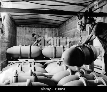 Les travailleurs de la guerre à l'entreprise de finition Blaw-Knox bombe usine charger 1 000 livres de bombes à usage général dans un des wagons de marchandises. Le 27 novembre, Banque D'Images