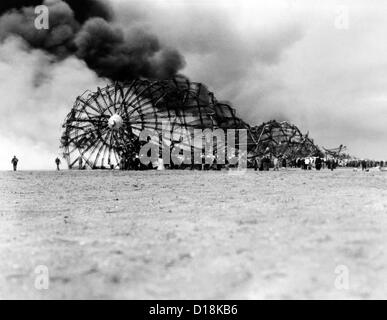 Crash Hindenburg au lac Hurst, New Jersey. Le squelette de la brûlait encore Zeppelin sur le sol après l'éclatement en flammes Banque D'Images