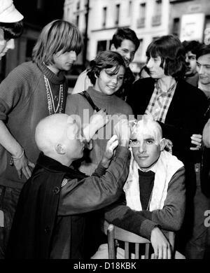 New Hair fashions pour la contre-culture parisienne. Quelques "beatniks" sont le commerce dans leurs longs cheveux pour le crâne rasé. 30 juillet Banque D'Images