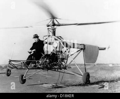 Igor Sikorsky aux commandes du VS-300 hélicoptère. Il la soulève du sol sur l'un de ses premiers vols d'essai en septembre 1939. Banque D'Images