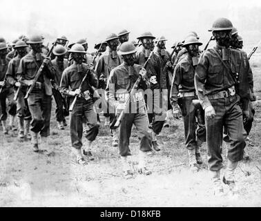 Les troupes américaines de la 5e Division de la formation en été 1941. Les soldats sont formés pour la guerre chimique et attaque de grenades à main. Banque D'Images