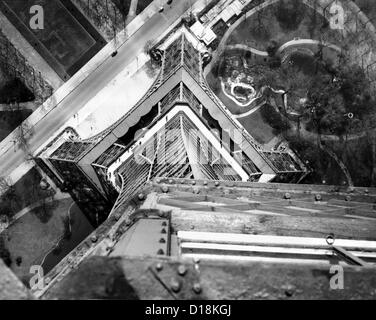 Vue de la terre depuis les hauteurs de la Tour Eiffel. Regardant vers le bas à partir de la troisième plate-forme montre un labyrinthe d'acier et de la Banque D'Images