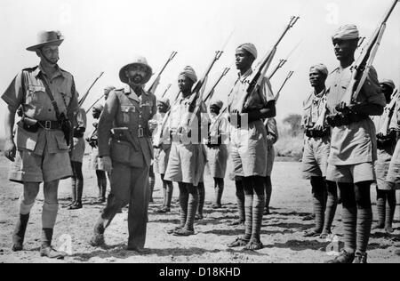 Destitué, leader éthiopien Haile Selassie inspection Ethiopiens soldats combattant avec les Britanniques en Égypte. 10 mars, 1941. Banque D'Images