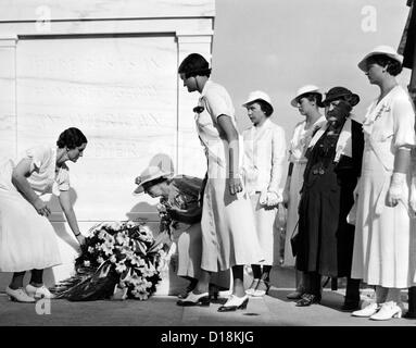 Filles de la révolution américaine l'honneur du Soldat inconnu de la Première Guerre mondiale 1. Faisant leur pèlerinage annuel à Arlington Banque D'Images