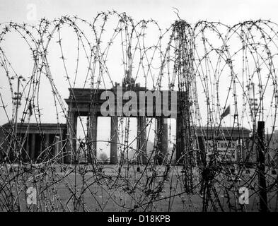 Porte de Brandebourg de Berlin. Le fil de fer barbelé est sur le côté ouest, mis en place par le commandement militaire britannique de Berlin, comme un 'normal Banque D'Images