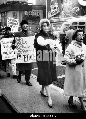 Une mère porte son enfant alors qu'elle participe à une manifestation pacifiste. Women's Action Directe, entretenues quotidiennement à des vigiles Banque D'Images