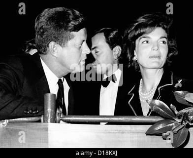 Le président John Kennedy et son épouse Jacqueline assister à la Washington International Horse Show. Mme Kennedy a présenté le Banque D'Images