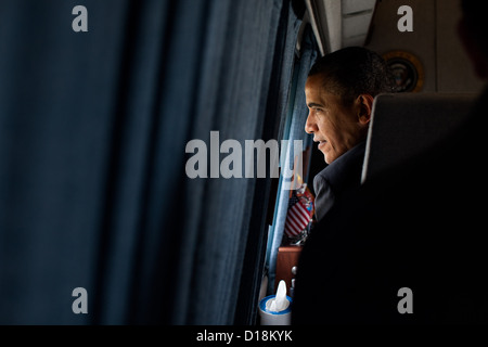 Le président Barack Obama regarde par la fenêtre d'un Marine qu'il quitte la pelouse Sud de la Maison Blanche, en route vers une base commune Banque D'Images