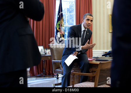 Le président Barack Obama d'entretiens avec des hauts conseillers dans le bureau ovale, Février 29, 2012. Banque D'Images