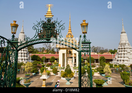 Vue sur l'enceinte du Palais Royal à Phnom Penh, Cambodge Banque D'Images