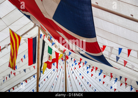 Drapeaux et Banderoles dans un chapiteau au Goodwood Revival Banque D'Images