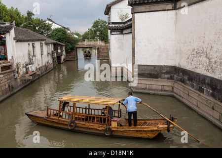 Bateaux et gondoles le long d'un canal à Route Pingjiang de Suzhou, Chine. Banque D'Images